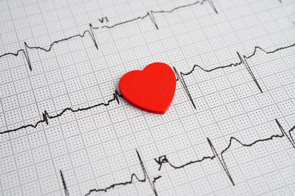 Cartoon heart on an EKG representing heart health