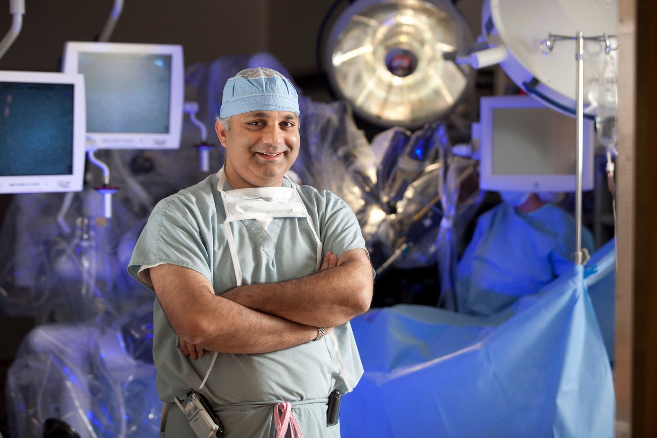 El Dr. Khurshid Guru en el quirófano