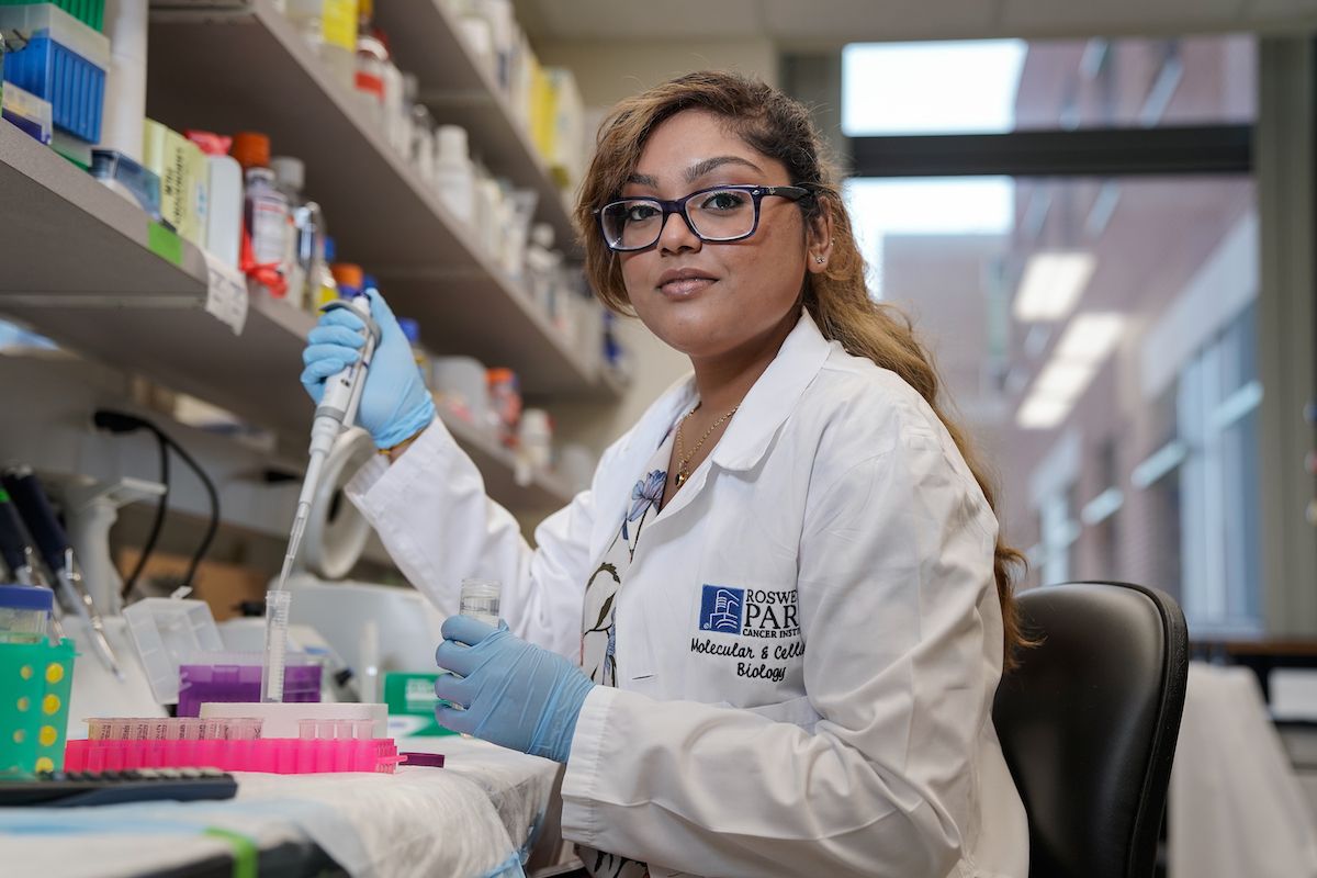 photo of Sheana working in research lab