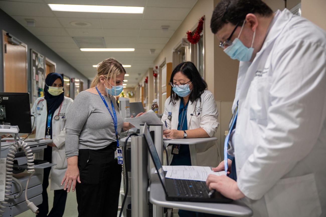 Drs. Eunice Wang and Jeff Baron perform inpatient rounds