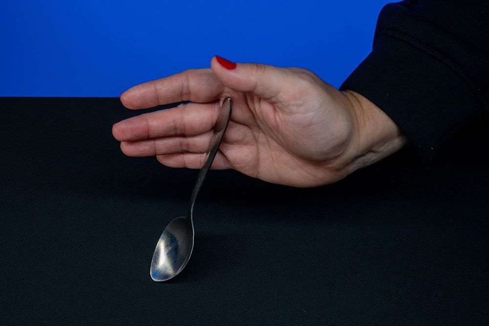 Bending spoon magic trick step 1, how to hold the spoon