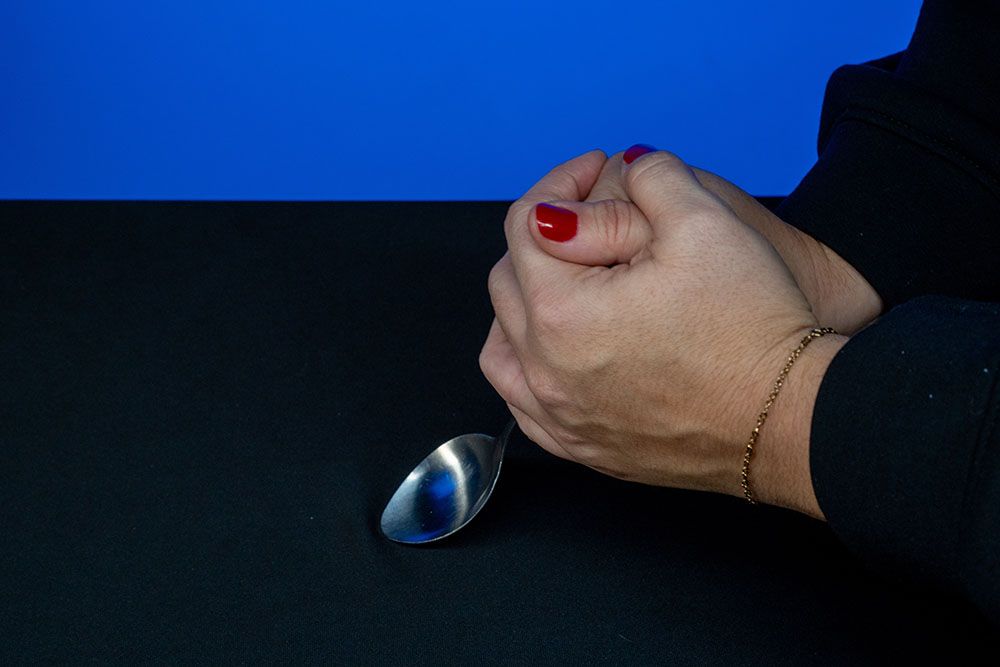 Spoon Bending trick, starting the bend