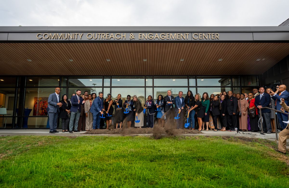 La ceremonia de lanzamiento de la primera piedra para la construcción del nuevo Centro de Participación y Extensión Comunitaria Broadview de Roswell Park.