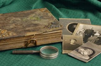 Antiek fotoalbum met foto's van voorouders