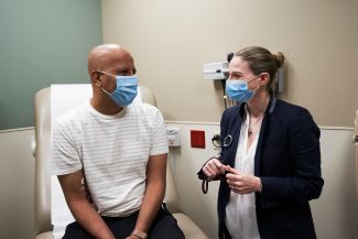Dr. Elizabeth Griffiths trata um paciente com MDS
