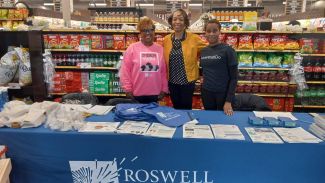 Roswell Park representatives at Tops Supermarket